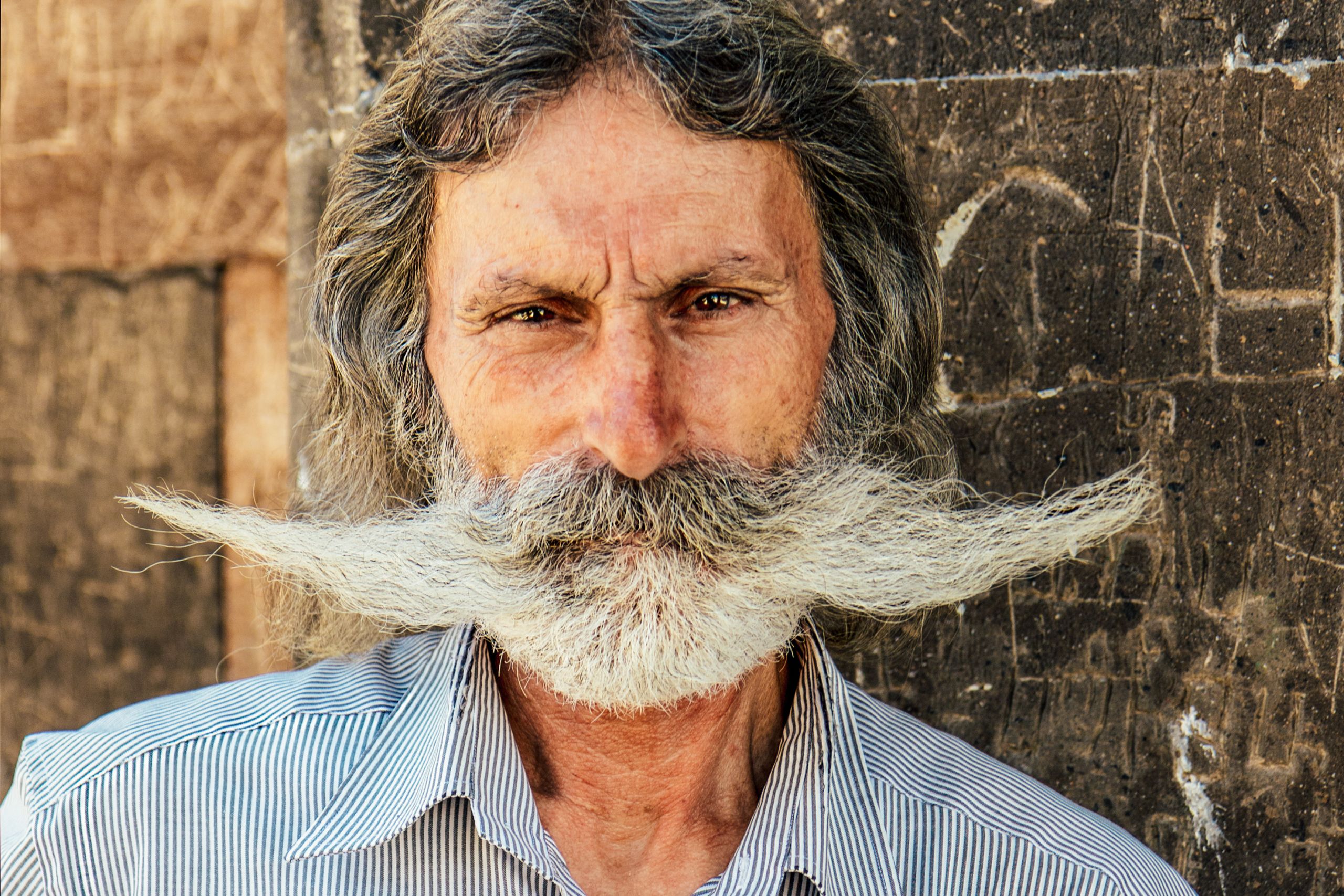 Ritratto di uomo anziano con baffi tradizionali in un villaggio rurale armeno.